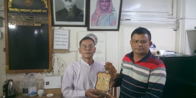 নিউজ ফেয়ার গ্রুপের পক্ষ থেকে সম্মাননা পদক প্রদান করছেন সম্পাদক টি.এ.কে আজাদ