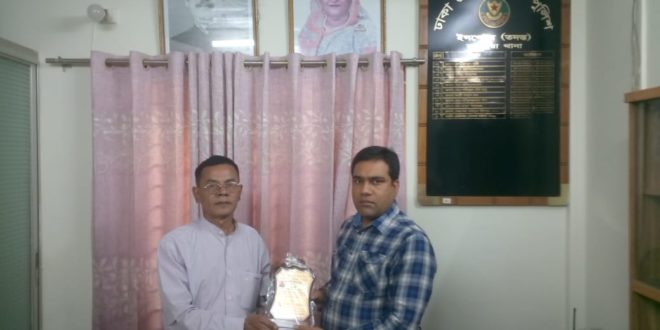 নিউজ ফেয়ার গ্রুপের পক্ষ থেকে সম্মাননা পদক প্রদান করছেন সম্পাদক টি.এ.কে আজাদ