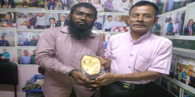 নিউজ ফেয়ার গ্রুপের পক্ষ থেকে সম্মাননা পদক প্রদান করছেন সম্পাদক টি.এ.কে আজাদ