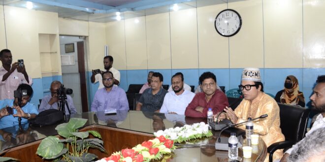 একটি রাজনৈতিক অনুষ্ঠানে বক্তব্য রাখছেন নাফিজ মাহবুব