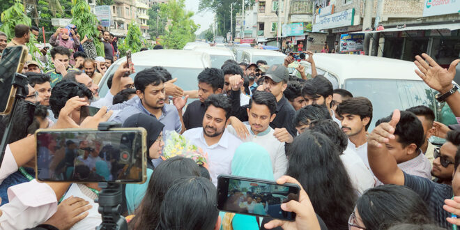 জাতীয় নাগরিক পার্টির (এনসিপি) কেন্দ্রীয় নেতারা রাজবাড়ীতে এসে পৌঁছেছেন।