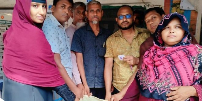 বাগমারা ঝিকরায় ভিডব্লিউবি কার্ডের চাল বিতরণ
