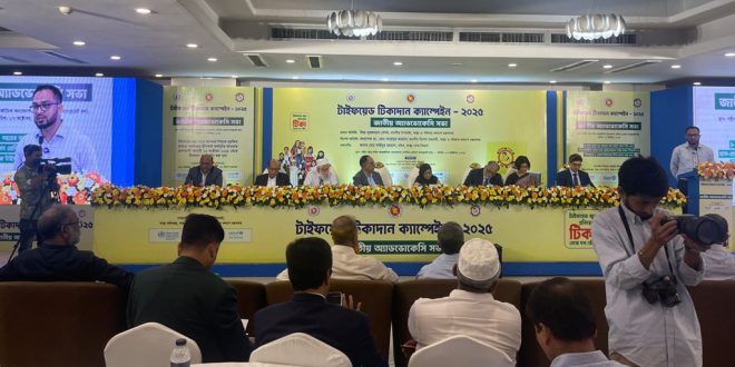  দেশের কোনো শিশু যেন টাইফয়েডের টিকাদান কর্মসূচি থেকে বাদ না পড়ে: স্বাস্থ্য উপদেষ্টা