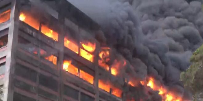 চট্টগ্রামে আগুন নেভাতে সেনা ও নৌবাহিনী যোগ দিয়েছে