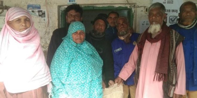 বাগমারা ঝিকরায় দুস্থ অসহায় মহিলাদের মাঝে ভিডব্লিউবির চাল বিতরণ