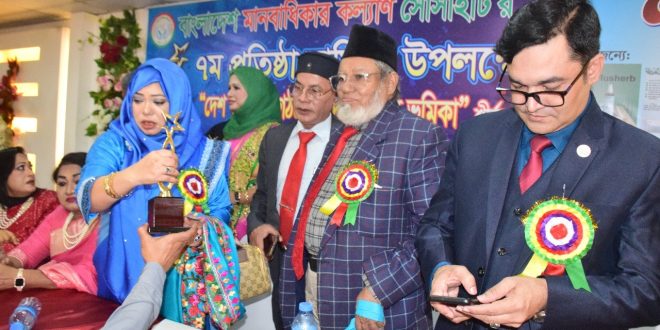 একটি অনুষ্ঠানে নিউজ ফেয়ার গ্রুপ এর সম্পাদক টি.এ.কে আজাদ