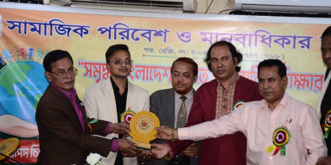 একটি অনুষ্ঠানে নিউজ ফেয়ার গ্রুপ এর সম্পাদক টি.এ.কে আজাদ