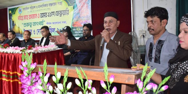 একটি অনুষ্ঠানে নিউজ ফেয়ার গ্রুপ এর সম্পাদক টি.এ.কে আজাদ বক্তব্য রাখছেন