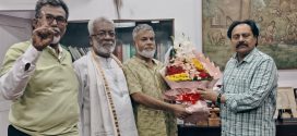 ঢাকা বিশ্ববিদ্যালয়ের সিনেট সদস্য ও শিল্পকলা একাডেমির মহাপরিচালক কবি রেজা উদ্দিন স্টালিনকে ফুলেল শুভেচ্ছা