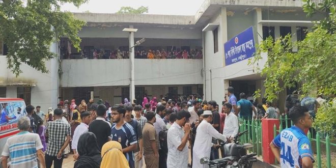 লক্ষ্মীপুরে হৃদয়বিদারক ঘটনায় মা ও তার দুই মেয়েকে কুপিয়ে হত্যা করা হয়েছে