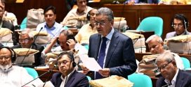 ব্যাংকের আমানতকারীরা তাদের জমানো টাকা সুদসহ ফেরত পাবেন বলে জানিয়েছেন অর্থমন্ত্রী